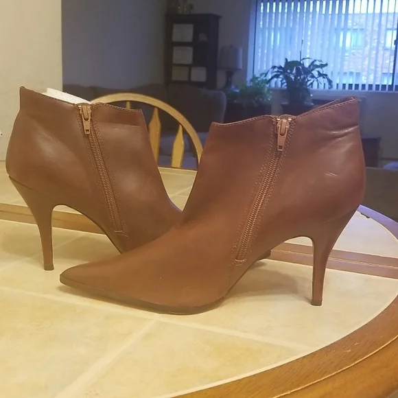 NWOT Bruno Valenti 3' cognac leather pointed toe bootie. Size 11 Unboxed - Picture 2 of 5